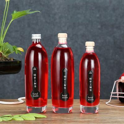 Chiara bottiglia di acqua di cristallo immagazzinata della frutta, cocktail/bottiglia bicchiere del vino fornitore