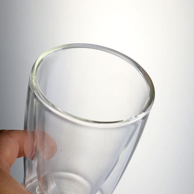 La mano soffiata ha isolato la tazza di vetro doppia 250ml fornitore